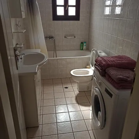 Mika's Samesa House Apartamento Leonídion